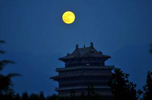moon and guanque tower
